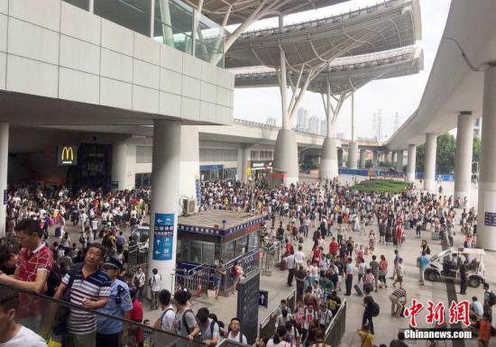 7月6日，大批旅客滯留武漢火車站。 <a target='_blank' href='http://www.chinanews.com/'>中新社</a>記者 趙軍 攝