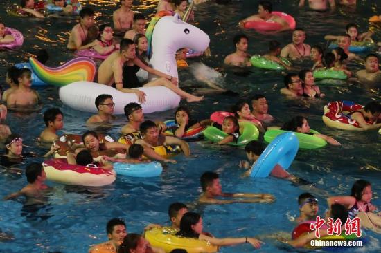 資料圖：7月8日晚，民眾在沖浪池中戲水。 <a target='_blank' href='http://www.chinanews.com/'>中新社</a>記者 泱波 攝