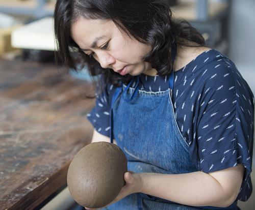 7月6日，來自臺(tái)灣的藝術(shù)家王怡惠正為自己的作品塑形。