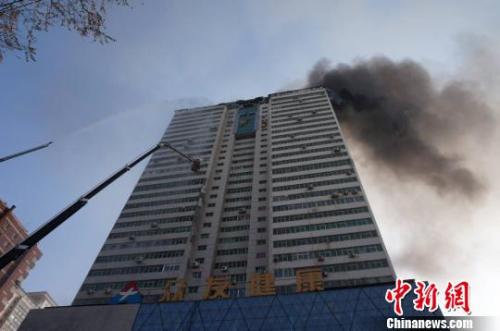 資料圖：2014年1月2日下午，蘭州市中心一棟高樓頂部失火。楊艷敏 攝