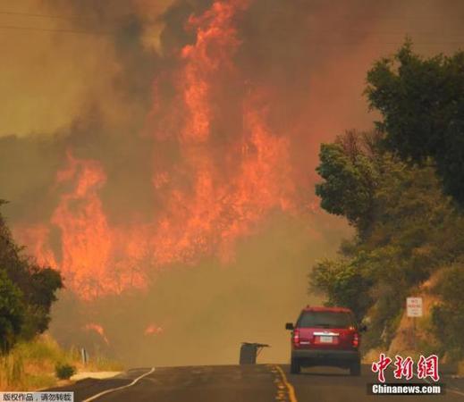加州地區(qū)高溫持續(xù)，洛杉磯的氣溫更打破了131年來的最高紀錄。居高不下的氣溫為撲救工作帶來了很大困難。圖為加州圣巴巴拉市154號高速公路上的場景。