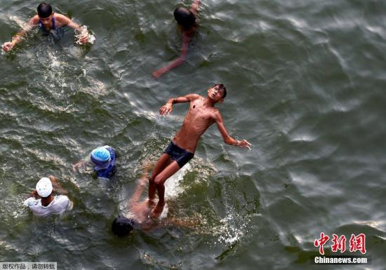 今年夏天，世界各地迎來持續(xù)高溫天氣。世界氣象組織(WMO)指出，在觀測歷史上最熱的2016年的氣候現(xiàn)象后，專家預(yù)計今年也將持續(xù)或多發(fā)熱浪及大雨等極端天氣，主要是由于溫室氣體濃度和海水表面溫度的上升加劇了全球變暖。世界各地紛紛進入“燒烤模式”。圖為當(dāng)?shù)貢r間6月16日，印度阿拉哈巴德，一名男孩在亞穆納河嬉水。