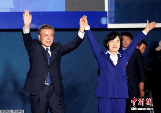 當(dāng)?shù)貢r(shí)間5月9日深夜，韓國第19屆總統(tǒng)選舉共同民主黨候選人文在寅及其競選團(tuán)隊(duì)現(xiàn)身首爾光化門廣場，發(fā)表“勝選演說”，與支持民眾握手慶祝。據(jù)出口民調(diào)顯示，文在寅在當(dāng)日進(jìn)行的大選投票中以41.4%的支持率絕對(duì)優(yōu)勢勝選。在選舉管理委員會(huì)公布的大部分開票結(jié)果中，文在寅得票率也遙遙領(lǐng)先，提前鎖定勝局。