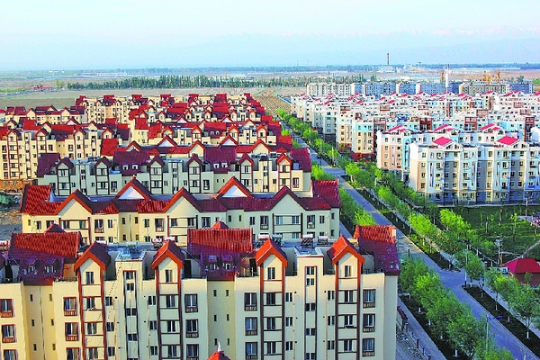 新疆生產(chǎn)建設(shè)兵團(tuán)第五師八十九團(tuán)楚星苑和荊楚苑居民小區(qū)外景。這些由湖北省荊州市對(duì)口援建的重點(diǎn)民生項(xiàng)目，成為八十九團(tuán)城鎮(zhèn)建設(shè)中一道亮麗的風(fēng)景線（資料片）。