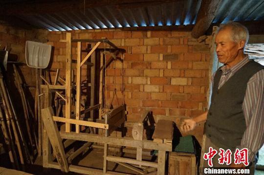     甘肅慶陽(yáng)市西峰區(qū)溫泉鎮(zhèn)何坳村的何世前老人家中收藏農(nóng)具200余件?！￡愃肌z