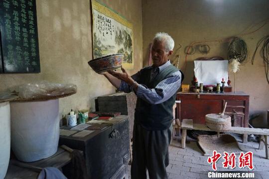 早已退出歷史舞臺(tái)的“老物件”，是何世前眼中的“稀罕物”?！￡愃?攝