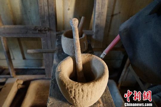 何世前收藏的“老物件”。　陳思 攝