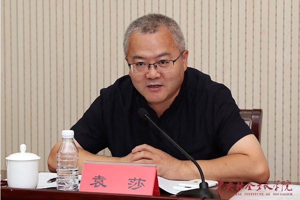 中央社院黨組成員、副院長袁莎在開學(xué)典禮上講話