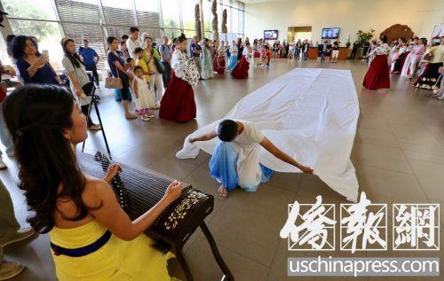 中國文化日活動(dòng)現(xiàn)場(chǎng)表演的即興式舞蹈。（美國《僑報(bào)》/邱晨 攝）