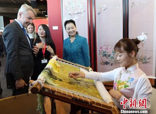 中國僑網(wǎng)繡女現(xiàn)場展示湘繡技藝引人圍觀?！⒔ü狻z