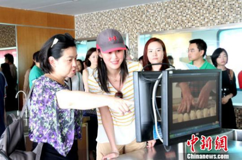 圖為華裔杰出青年參觀揚州“中餐繁榮基地”。　崔佳明 攝