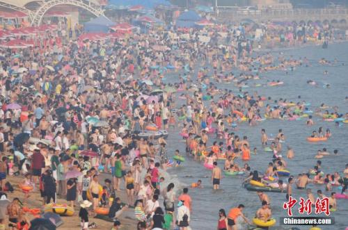 2017年7月12日，青島市第一海水浴場日迎數(shù)萬游客前來避暑納涼。<a target='_blank' href='http://www.chinanews.com/'>中新社</a>發(fā) 王海濱 攝 圖片來源：CNSPHOTO