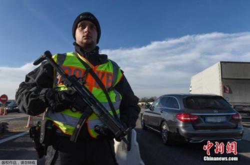 德國警察在德法邊境檢查過往車輛，搜查柏林圣誕市場卡車恐襲疑犯。