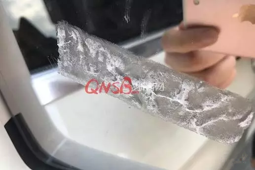 停車難！女子小區(qū)停車被保安貼單子大罵：不要臉