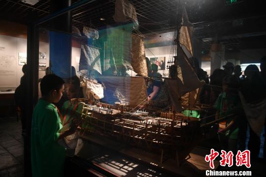 圖為尋根團成員參觀福州林則徐紀念館?！蚊?攝