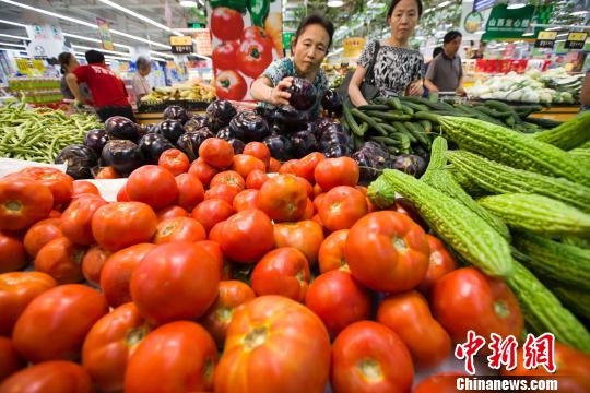資料圖：山西太原民眾在超市選購蔬菜。　張云 攝