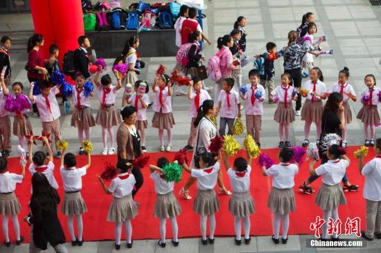 9月10日是一年一度的教師節(jié)。9月9日，山西太原新建路小學(xué)的教師們?cè)趯W(xué)生們的歡呼簇?fù)硐孪衩餍且粯幼呒t毯展風(fēng)采、秀簽名，并接受他們崇高的敬禮與祝福。圖為孩子們夾道歡迎老師走紅毯展風(fēng)采。張?jiān)?攝