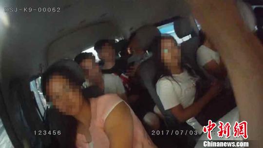 圖為查處現(xiàn)場(chǎng)面包車(chē)內(nèi)嚴(yán)重超員?！钴娬?攝