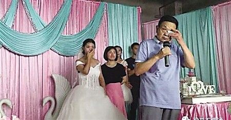 新郎緊急回部隊(duì)婚期不變 堂妹替兄來(lái)拜堂