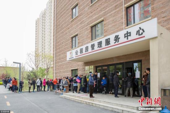 資料圖：北京排隊(duì)辦理公租房登記的隊(duì)伍。圖片來(lái)源：視覺中國(guó)
