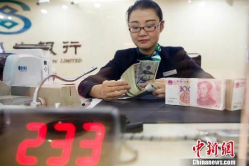 銀行工作人員清點(diǎn)貨幣。(資料圖)張?jiān)?攝