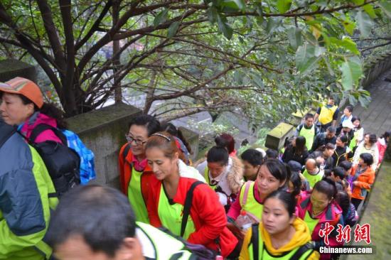 “行動起來，向‘零’艾滋邁進?！?0日，由重慶渝中區(qū)衛(wèi)生局主辦，渝中區(qū)疾控中心、該轄區(qū)醫(yī)療機構(gòu)的防艾醫(yī)務(wù)人員和當(dāng)?shù)孛耖g組織“步量重慶”群員合力開展了“12.1世界艾滋病日”宣傳活動。300余名市民以徒步山城八公里老街的方式，倡導(dǎo)健康生活，遠離高危行為，同時呼吁大眾不要歧視艾滋病感染者，共同打造一個“零”新發(fā)感染、“零”死亡、“零”歧視的防艾環(huán)境。唐李嬡莎 攝