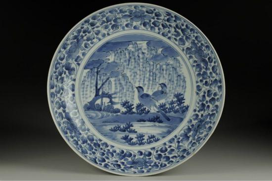　　圖為青花柳葉鳥紋盤（圖片來源：臺(tái)媒《聯(lián)合報(bào)》）