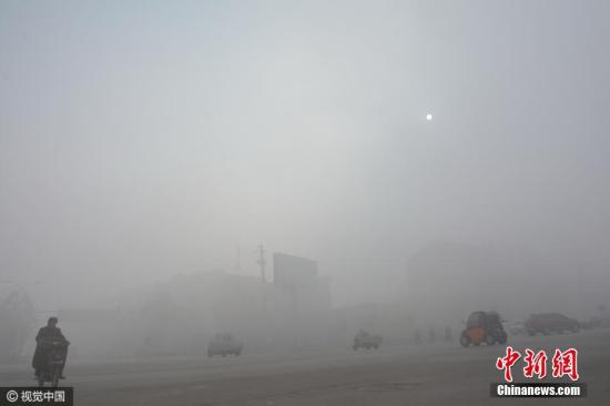 資料圖：圖為河北省邯鄲市肥鄉(xiāng)區(qū)城區(qū)被霧霾“封鎖”。圖片來源：視覺中國