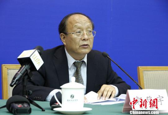 山東省發(fā)展和改革委員會(huì)副巡視員郭登宇在會(huì)上介紹該省促進(jìn)新舊動(dòng)能轉(zhuǎn)換的相關(guān)情況?！∩骋?jiàn)龍 攝
