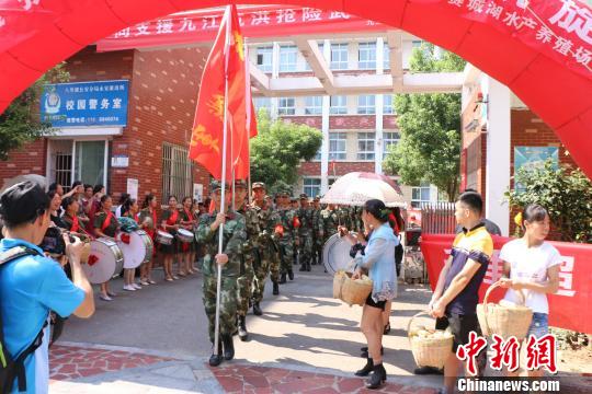 7月17日，江西九江群眾夾道相送武警官兵凱旋?！＄娦?攝