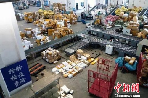 資料圖： 當(dāng)下，“海淘”市場(chǎng)已成為各路電商的主打戰(zhàn)場(chǎng)，跨境郵寄物呈現(xiàn)爆發(fā)性增長(zhǎng)態(tài)勢(shì)，平均增幅達(dá)60%。芊燁 攝