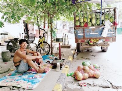 小區(qū)掛條幅歡迎瓜農來賣瓜 物業(yè)給瓜農端來紅燒肉