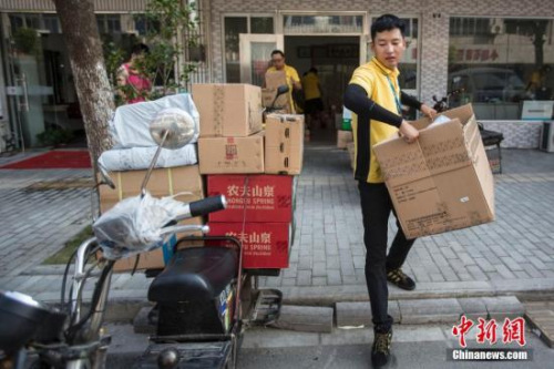 2016年7月，南京一名快遞員在高溫天氣送貨。<a target='_blank' href='http://www.chinanews.com/'>中新社</a>記者 泱波 攝