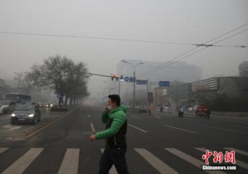 資料圖：一名戴著口罩的行人走在北京街頭。<a target='_blank' href='http://www.chinanews.com/'>中新社</a>記者 張浩 攝