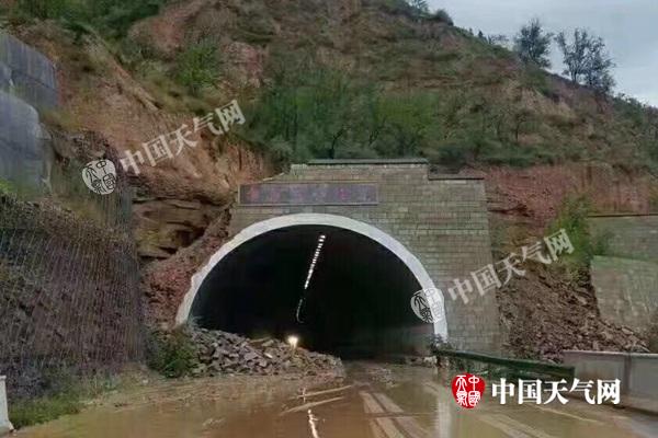 陜西榆林遭大暴雨致洪澇塌方 未來(lái)三天陜北仍有強(qiáng)降雨