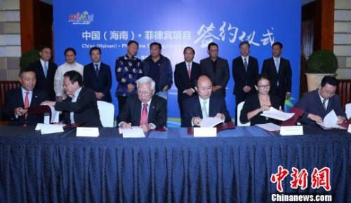 海南省委書記、省人大常委會(huì)主任劉賜貴(后左六)，21日在馬尼拉見證中國(海南)·菲律賓項(xiàng)目簽約儀式，瓊菲簽署金額達(dá)2億美元的多個(gè)合作項(xiàng)目?！±钣⑼?攝