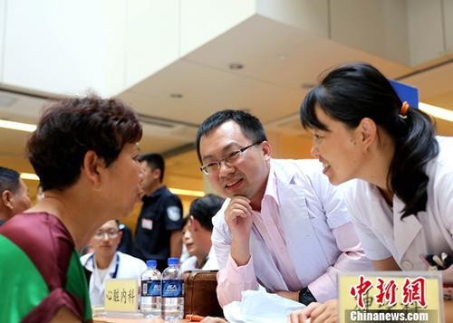 資料圖：黑龍江省當(dāng)?shù)孛癖婓w驗來自臺灣頂級醫(yī)療專家的醫(yī)療服務(wù)。<a target='_blank' href='http://www.chinanews.com/'>中新社</a>記者 王舒 攝