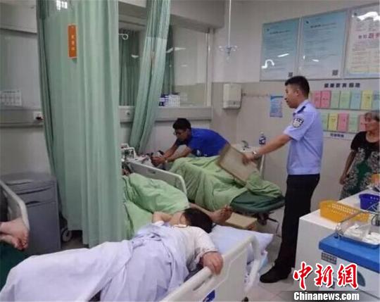 圖為：民警看望受傷者?！『问Y勇 攝