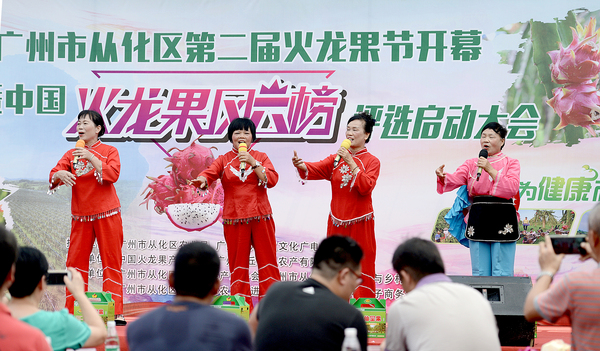 8.地方百姓的一首客家山歌帶著對(duì)休閑旅游產(chǎn)業(yè)的美好祝愿，引起游客和來(lái)賓掌聲陣陣。jpg