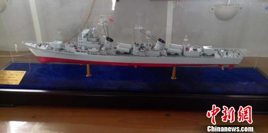 “南昌艦”艦身呈現(xiàn)海軍灰，132米長、12.8米寬、29.8米高。圖為“南昌艦”船模，7月31日攝?！⊥鮿?攝