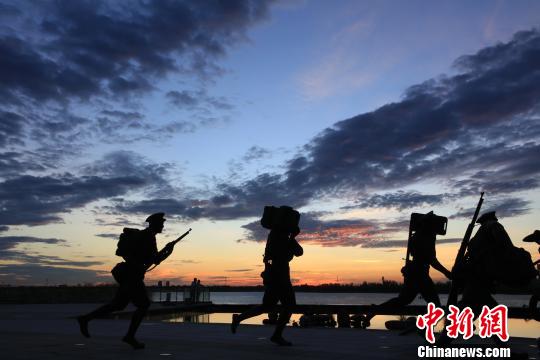 建軍雕塑廣場(chǎng)這些形態(tài)各異的雕塑，展現(xiàn)了90年前起義軍有序地在牛行車站集結(jié)的場(chǎng)景。　記者 華山 攝