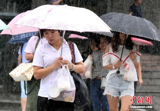 7月31日上午，臺風“海棠”給福州帶來暴雨，市民冒著大雨出行。今年第10號臺風“海棠”于當天02時50分在福清市沿海登陸，登陸時中心附近最大風力8級(18米/秒，熱帶風暴級)，中心最低氣壓990百帕。 劉可耕 攝