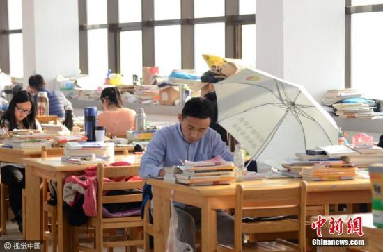 資料圖：“考研族”備戰(zhàn)2017年全國(guó)碩士研究生招生考試。圖片來(lái)源：視覺(jué)中國(guó)
