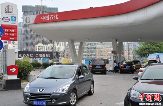 圖為民眾在廈門一加油站加油。<a target='_blank' href='http://www.chinanews.com/'>中新社</a>發(fā) 呂明 攝