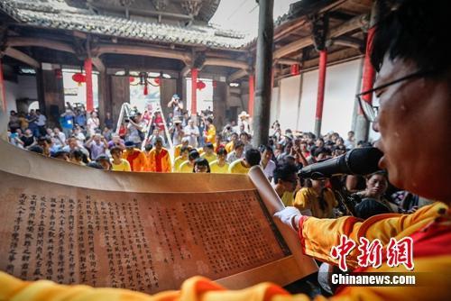 誦讀圣旨儀式現(xiàn)場。程海波攝