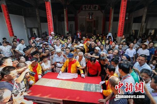 汪家橋村村民曬圣旨，吸引許多游客參觀。程海波攝