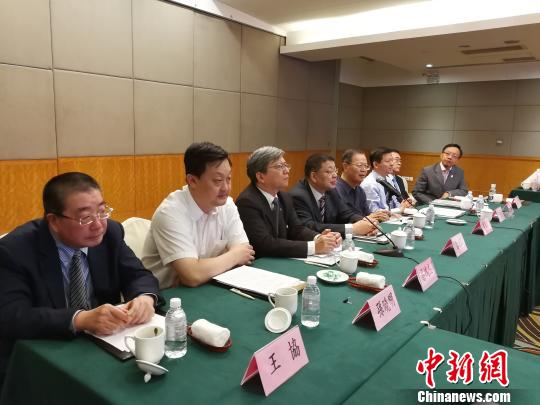 司法部根據(jù)臺灣考生實際需求，優(yōu)化措施辦法，為臺灣考生鋪設綠色通道，提供更為便捷優(yōu)質的服務平臺?！≤窡?攝