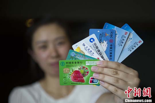 民眾展示銀行卡。 <a target='_blank' href='http://www.chinanews.com/'>中新社</a>記者 張?jiān)?攝 