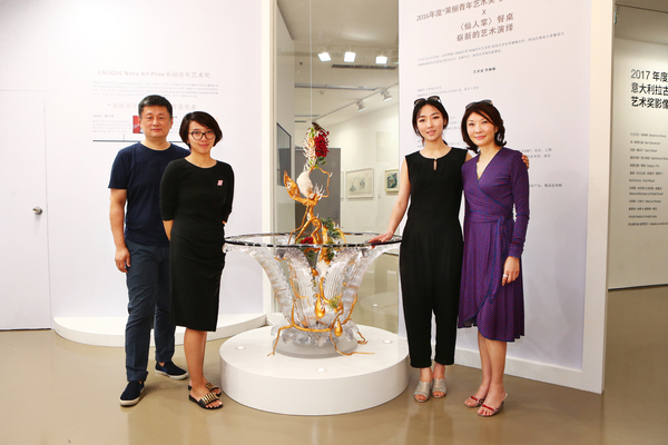 中央美學院趙力教授、青年100執(zhí)行總監(jiān)彭瑋、萊儷亞洲有限公司總經(jīng)理蕭夢珊、2016年度萊儷青年藝術(shù)獎獲獎?wù)咚囆g(shù)家李琳琳