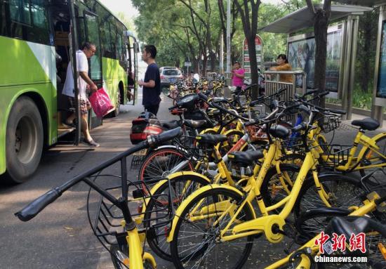 資料圖：共享單車擠滿北京一處公交站臺，對公交車的運行產(chǎn)生一定影響。<a target='_blank' href='http://www.chinanews.com/' _fcksavedurl='http://www.chinanews.com/'></table>中新社</a>記者 劉關(guān)關(guān) 攝